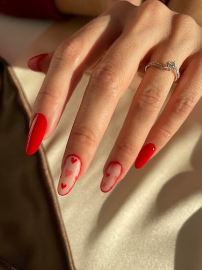 ongle coeur rouge
